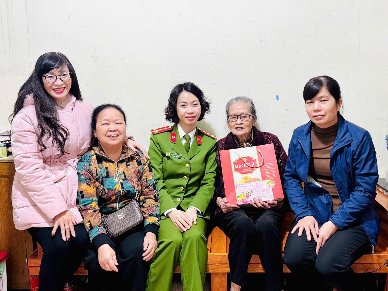 Chi hội Phụ nữ Công an phường Gia Viên tặng quà Tết cho 20 cụ già neo đơn, phụ nữ không nơi nương tựa và các cháu có hoàn cảnh khó khăn